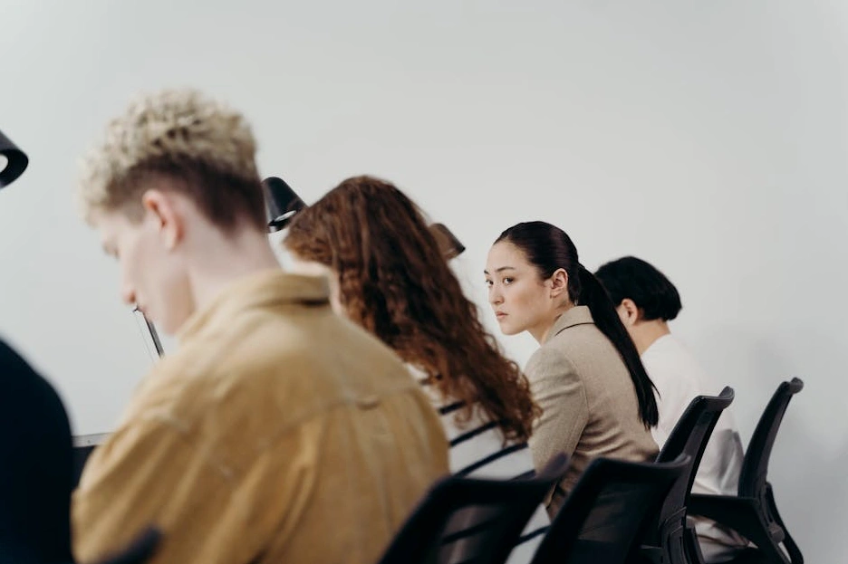 Různorodý tým profesionálů spolupracuje v moderní kanceláři.